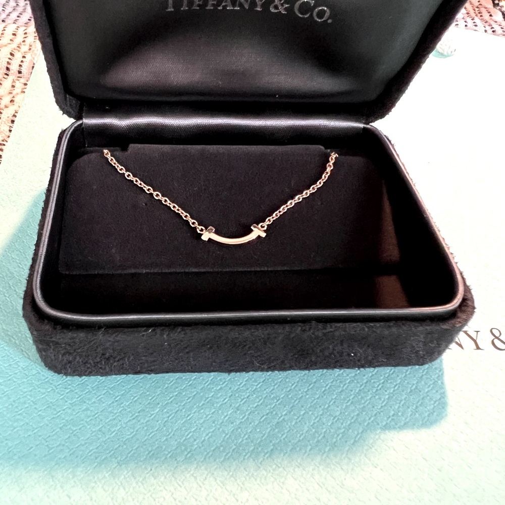BNWOT rose gold T bar “smile” bracelet
